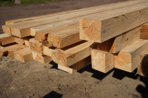 Ułożone deski tarcicy sosnowej